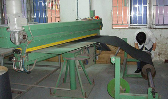 工廠機(jī)器-大裁切機(jī).JPG